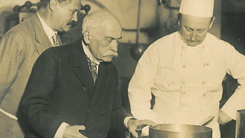Auguste Escoffier vérifiant tous les détails